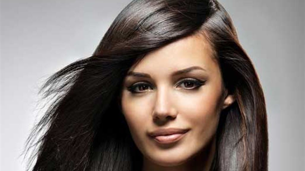 أربع طرق طبيعية لتفتيح الشعر الأسود دون استخدام الصبغات