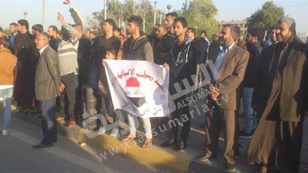 المئات يتظاهرون قرب ديوان محافظة البصرة للمطالبة بإجراء إصلاحات