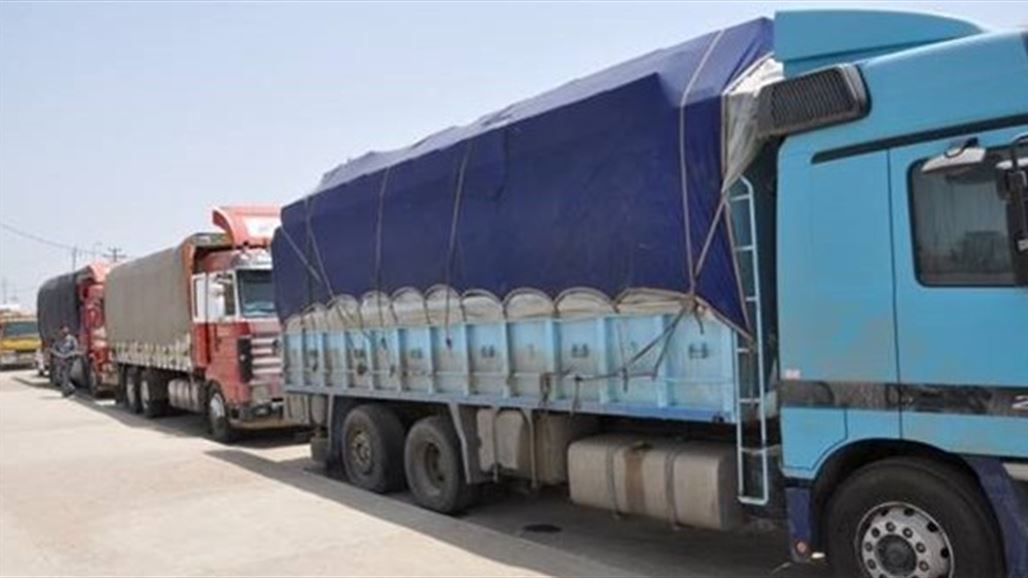 العشرات من سواق الشاحنات يقطعون الطريق العام بين بغداد وواسط