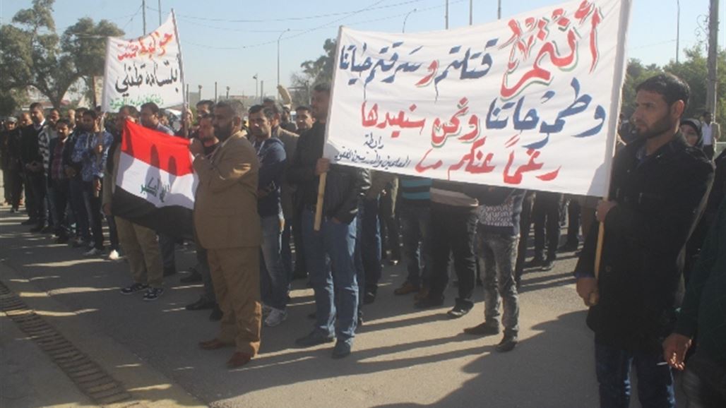 عشرات المعلمين المتعاقدين يتظاهرون في البصرة للمطالبة بتثبيتهم
