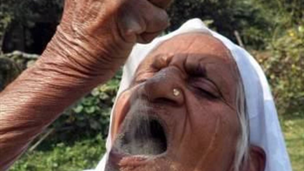 بالصّور: مسنّة هندية تأكل الرّمل لمدّة 60 عاما وتكشف عن سرّ صحتها!