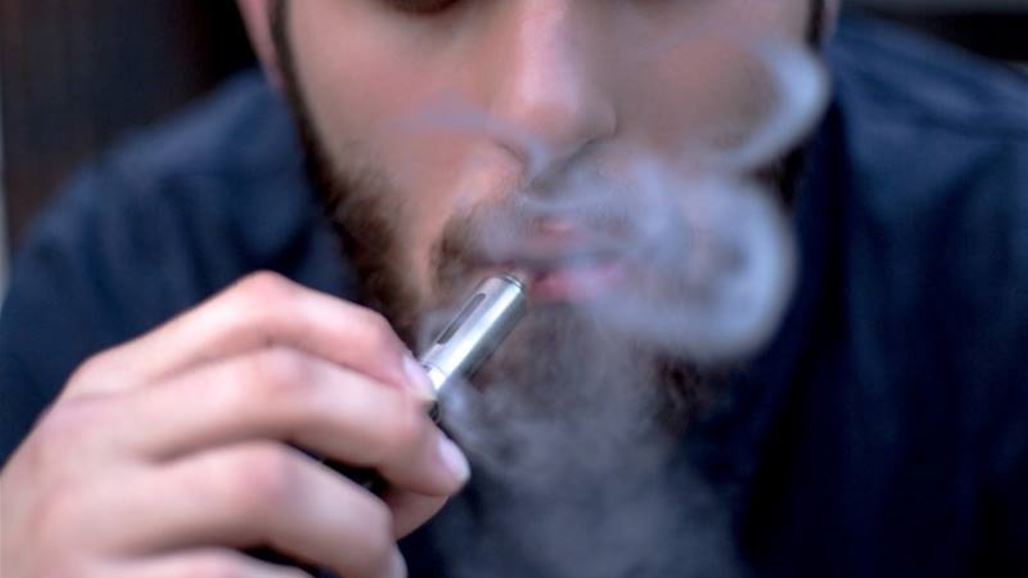السجائر الإلكترونية تهدّد خصوبة الرجال