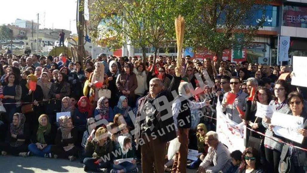 معلمو السليمانية يجددون تظاهراتهم للمطالبة بإلغاء قرار قطع جزء من رواتبهم