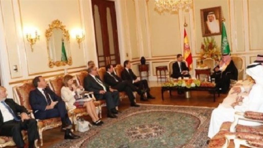 وزيرة إسبانية تنتهك بروتوكول السعودية بتنورة قصيرة