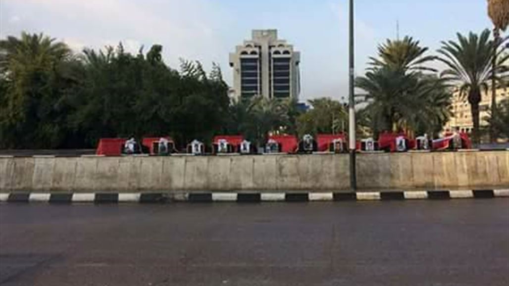 بالصور.. القوات الامنية ترفع نعوش ضحايا تظاهرة السبت من ساحة التحرير وتفتح الطرق