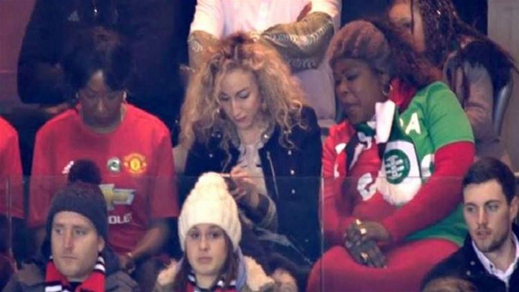 والدة الشقيقين بوغبا ترتدي قميصا أثار الدهشة في مباراة مانشستر يونايتد وسانت اتيان