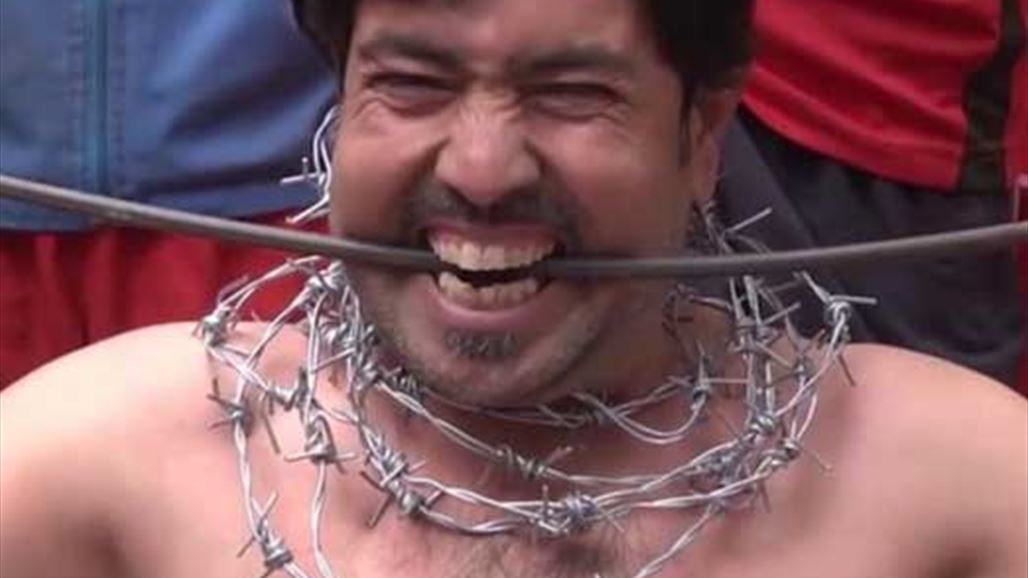 بالفيديو: رجل خارق يثني الحديد بأسنانه وهذا ما يفعله بقدميه