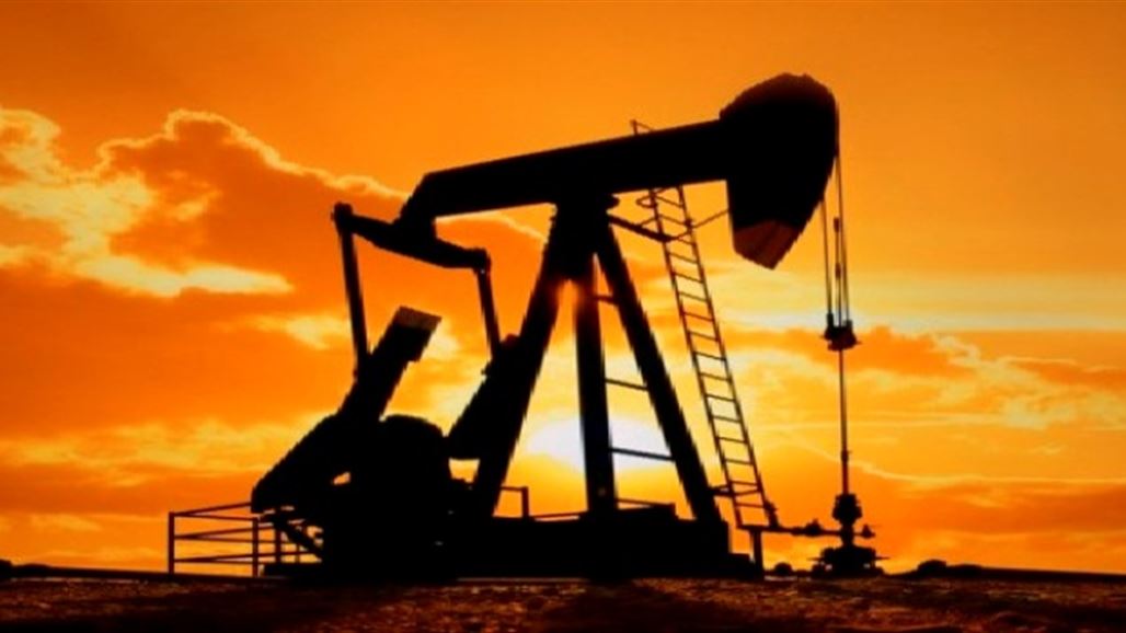 النفط يرتفع مع خفض الإمدادات لكن زيادة الإنتاج الأمريكي تحد من المكاسب