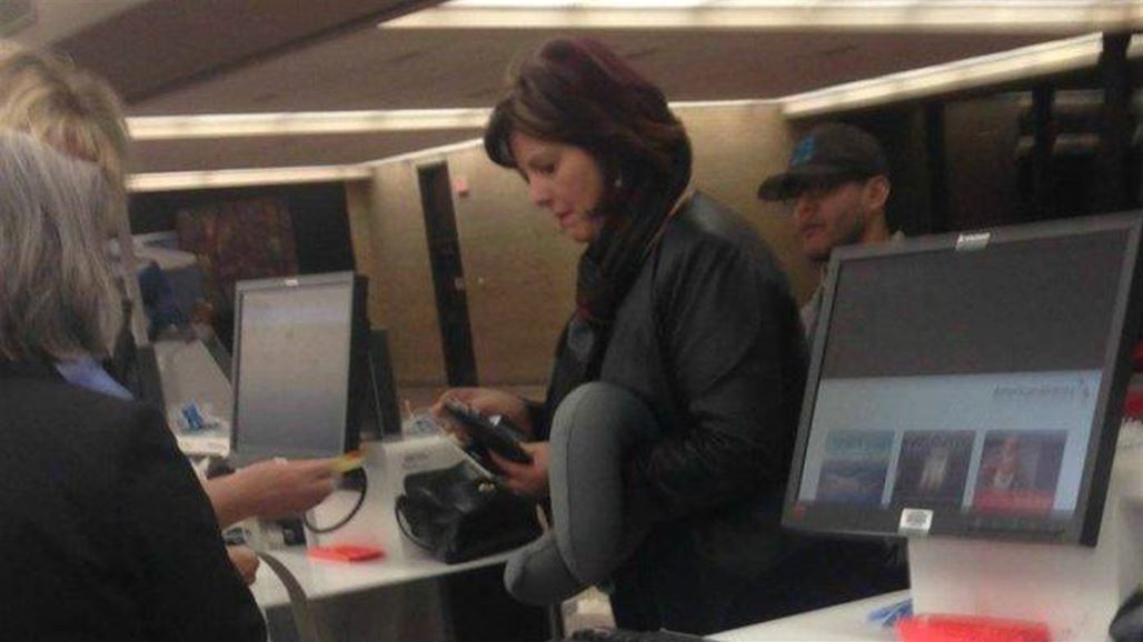 صورة امرأة في المطار تدهش الملايين على الانترنت... والسّبب؟