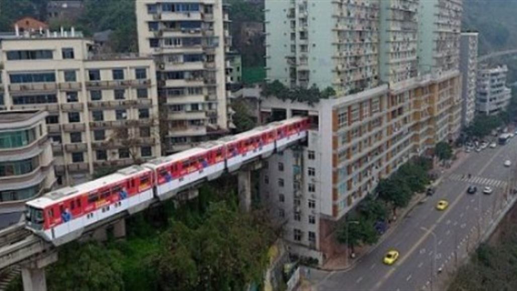 قطار يشقُّ طريقه وسط مبنى سكني ضخم في الصين