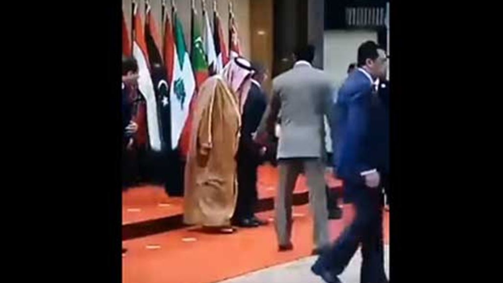 بالفيديو: رؤساء يسقطون أرضاً قبل بدء القمة العربية