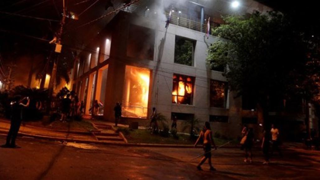 متظاهرون يحرقون مبنى الكونغرس في باراغواي احتجاجاً على تعديل دستوري "سري"