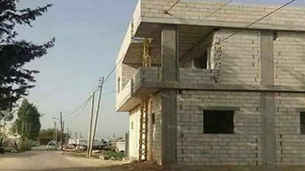 بالصّور: نازح سوري يشيد بيتا في لبنان قد يدخل في غرائب الدّنيا السّبع!