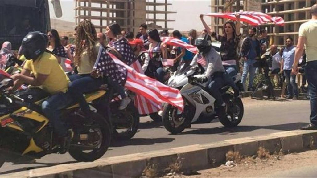 ما قصة الأعلام الأميركية التي رفعت وسط دمشق