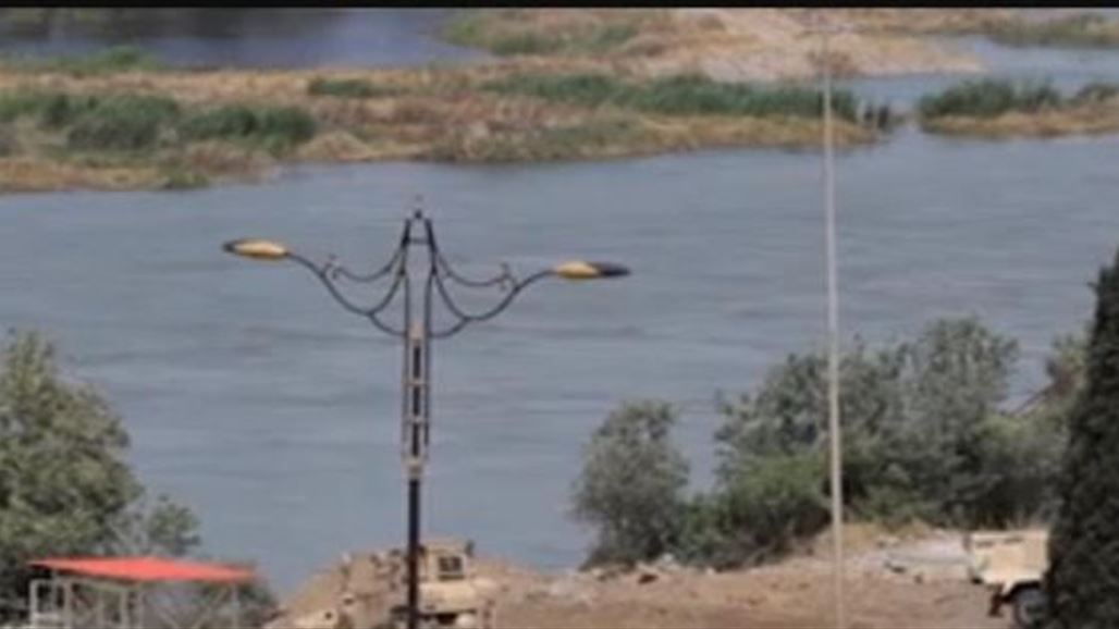 بالصور..  الشروع بنصب اول جسر عائم يربط ايسر الموصل بأيمنها