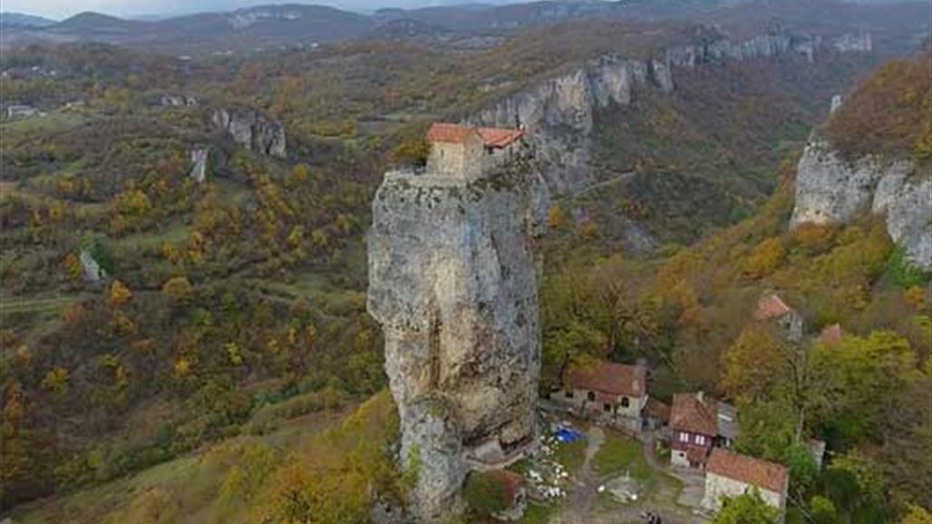 بالفيديو: من يسكن هذا  المبنى الواقع على صخرة علوّها 40 متراً ؟