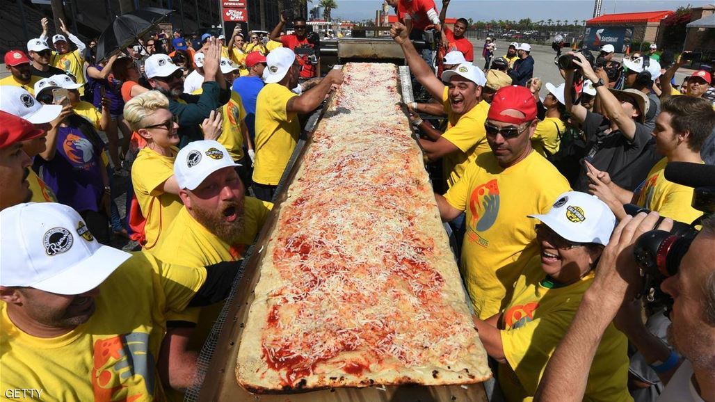 بالفيديو والصّور: كاليفورنيا تتفوق على ايطاليا وتدخل غينيس بأطول بيتزا في العالم!