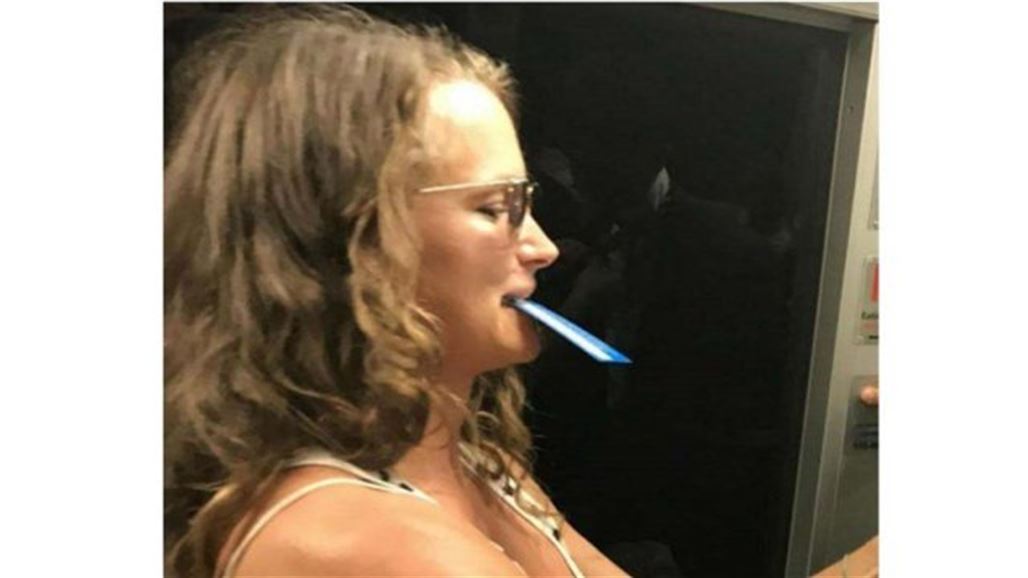 صورة تجتاح الانترنت.. ماذا فعلت هذه المرأة لرجل في القطار ؟