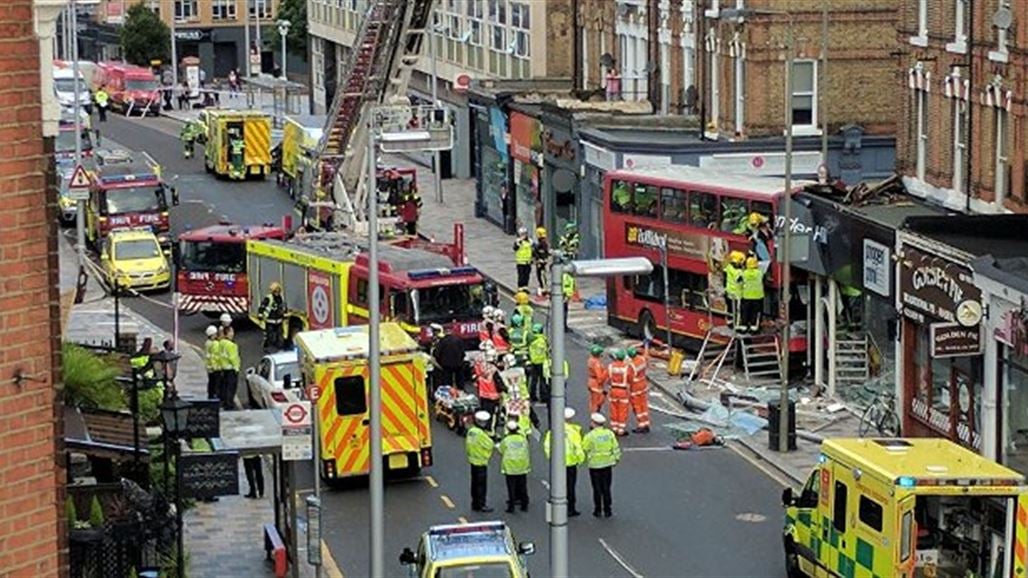 احتجاز ركاب حافلة بعد اصطدامها بمتجر في لندن