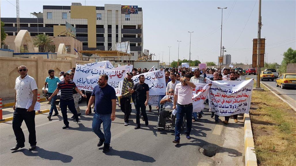 موظفو بلديات العمارة يتظاهرون وسط المدينة للمطالبة بتحسين رواتبهم
