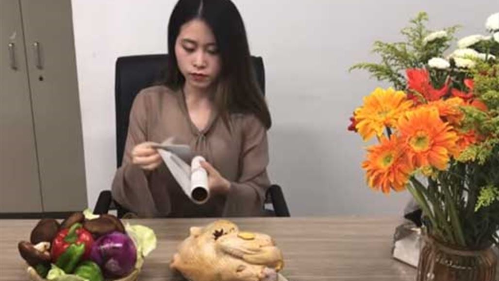 بالفيديو: طبخت الدجاجة خلال دوام عملها!