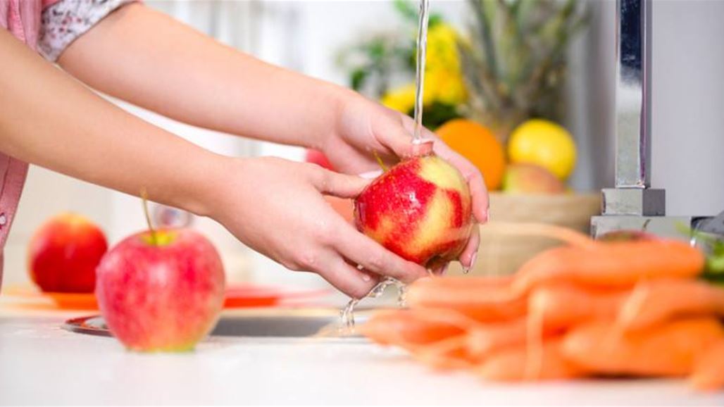 توقّفوا عن غسل التفاح بالماء واكتشفوا الطريقة الصحية!