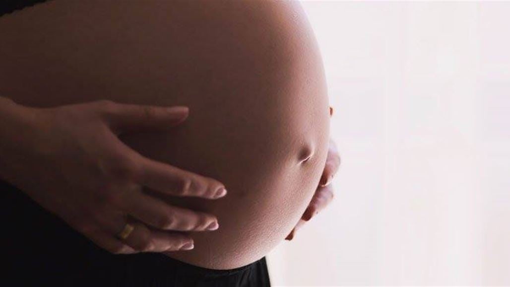 حادثة غريبة: امرأة حامل بطفلين من 4 آباء!
