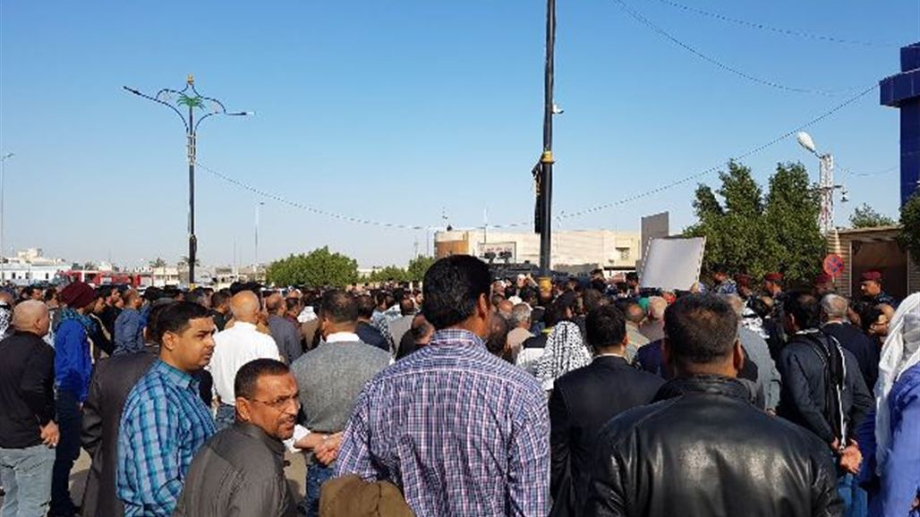 العشرات يتظاهرون في البصرة للمطالبة بتخفيض أجور الكهرباء