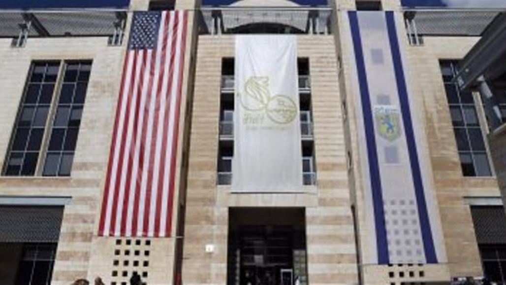بالصور .. رفع العلم الامريكي على مبنى بلدية القدس