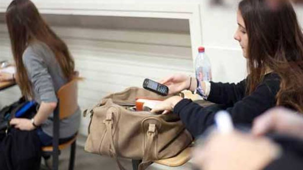 في أي بلد سيتم حظر الهواتف الذكية داخل المدارس؟