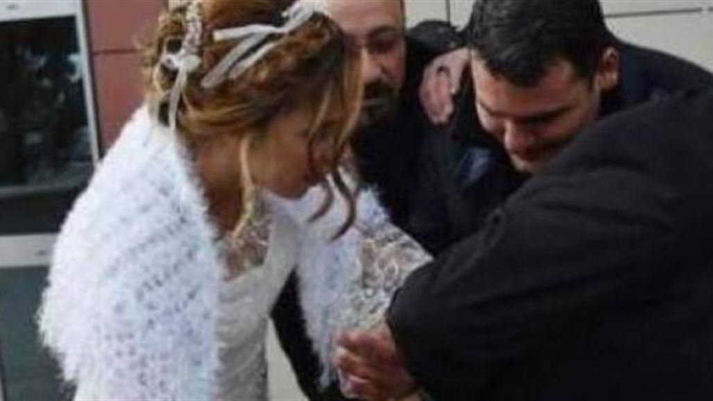 بالصور .. عروس تركية تقيد عريسها بالأصفاد وتقتاده لحفل زفافهما
