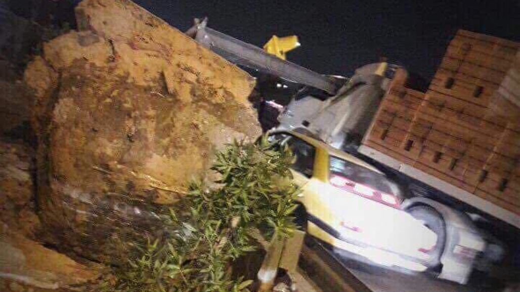 في ثاني حادث من نوعه اليوم.. شاحنة كبيرة تصطدم باحد حواجز محمد القاسم