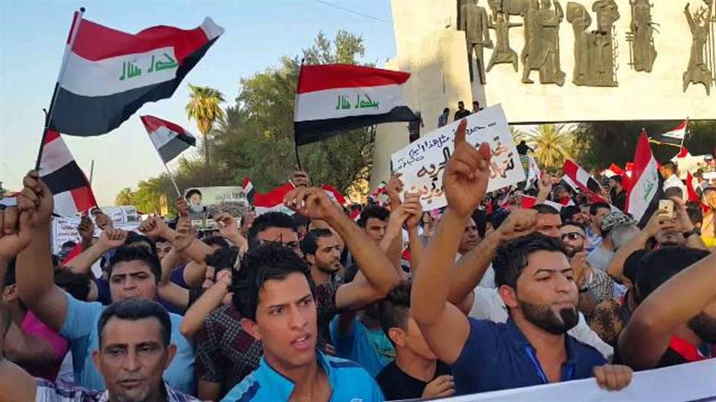 المئات يتظاهرن في ساحة التحرير للمطالبة بمحاسبة الفاسدين والمتسببين بجريمة سبايكر
