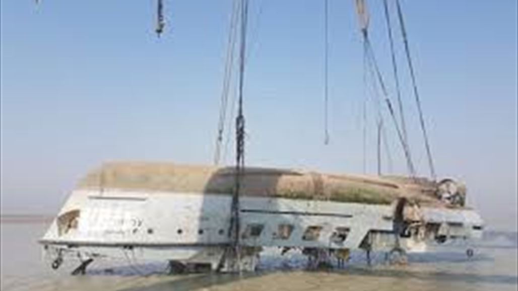 الموانئ تنتشل سفينة غارقة قرب ميناء خور الزبير