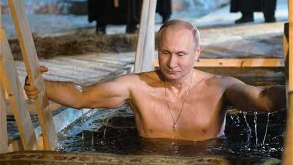 بالصور: بوتن يغطس في بحيرة متجمدة بسنّ الـ65