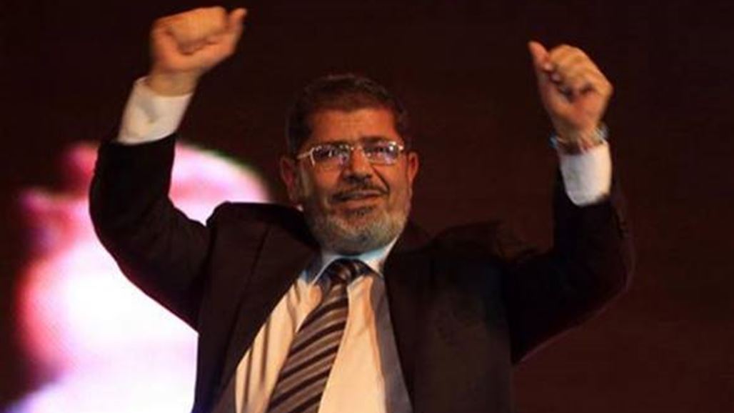 قفص زجاجي لمرسي لمنعه من ترديد الهتافات وتعطيل محاكماته