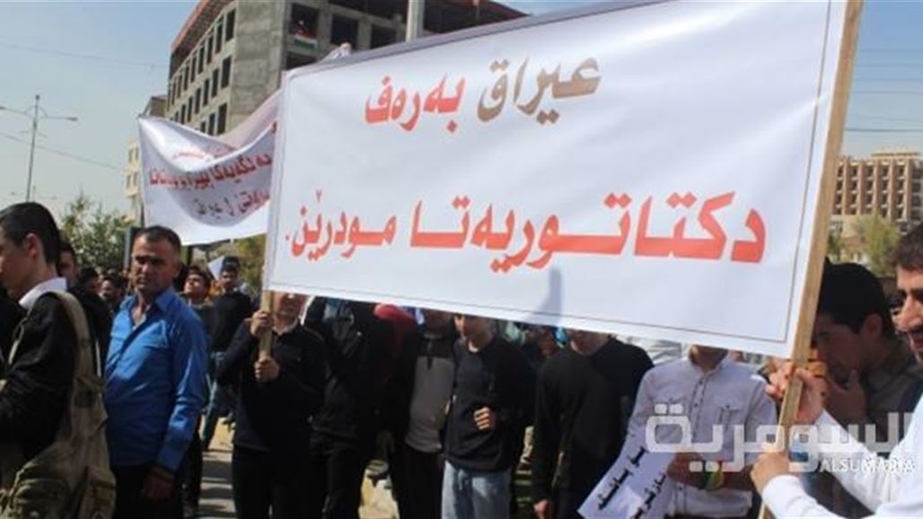 المئات يتظاهرون في دهوك ضد الحكومة الاتحادية والمطالبة بإعلان استقلال إقليم كردستان