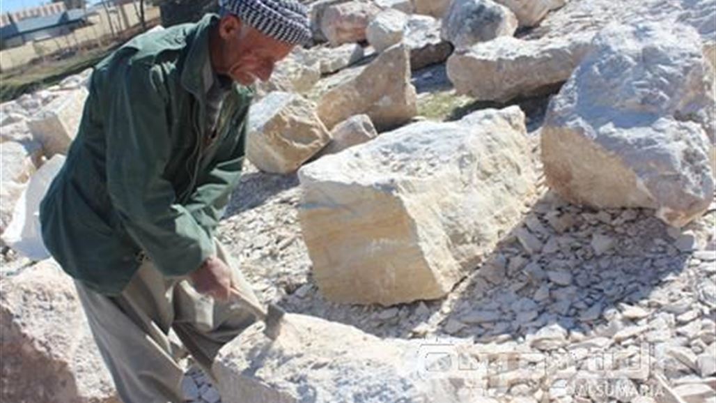 عجوز يحول صخور كردستان إلى تحف فنية ويدعو لاستغلالها كـ"ثروة وطنية"