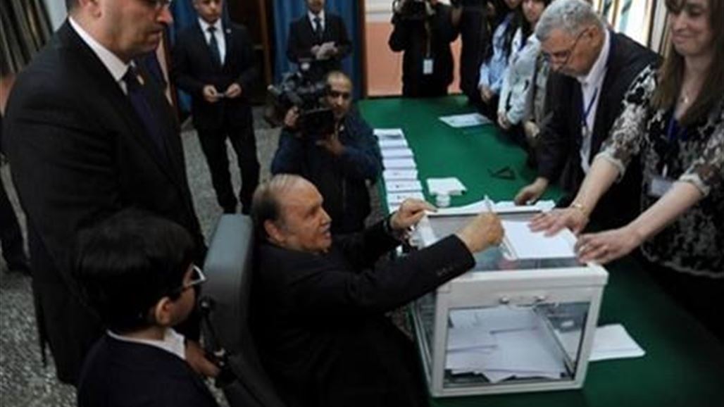 بوتفليقة المرشح للرئاسة يدلي بصوته بالانتخابات الجزائرية على كرسي متحرك