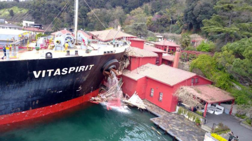 A cargo ship collides with an archaeological palace on the Bosphorus 636588521479733450-gggggggggggggggggggggg