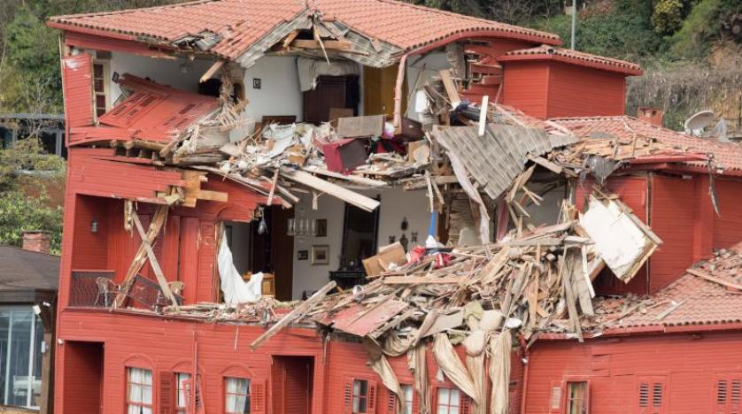 A cargo ship collides with an archaeological palace on the Bosphorus 636588521842743123-AFP_13S4F2_0