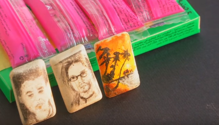 شاب مصري يرسم لوحات مبهرة باستخدام العلكة والقهوة