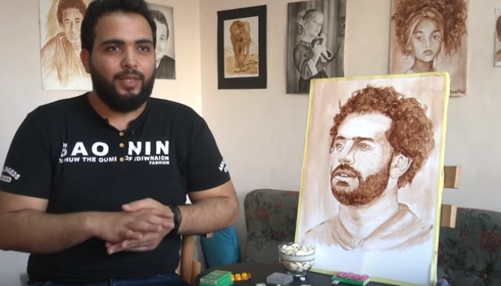 شاب مصري يرسم لوحات مبهرة باستخدام العلكة والقهوة