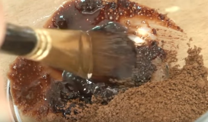 شاب مصري يرسم لوحات مبهرة باستخدام العلكة والقهوة