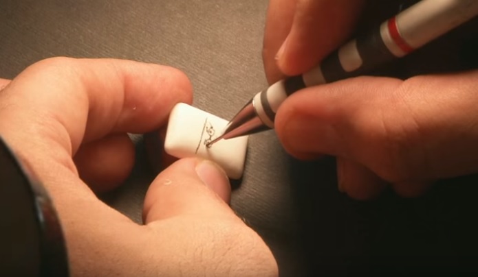 شاب مصري يرسم لوحات مبهرة باستخدام العلكة والقهوة