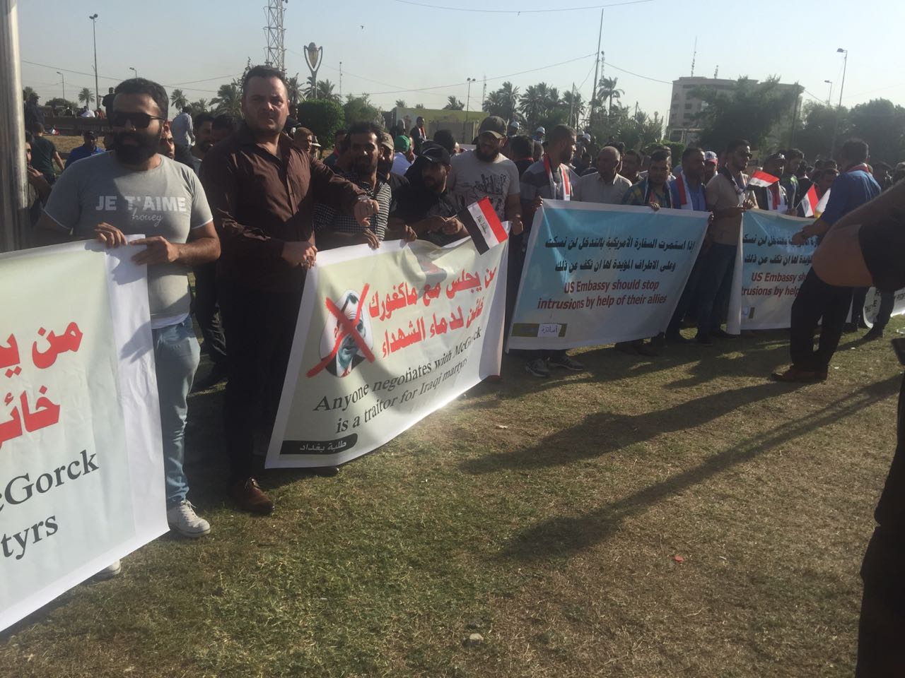 Dozens of demonstrators demonstrate in front of the Green Zone in central Baghdad 636711464029642813-2