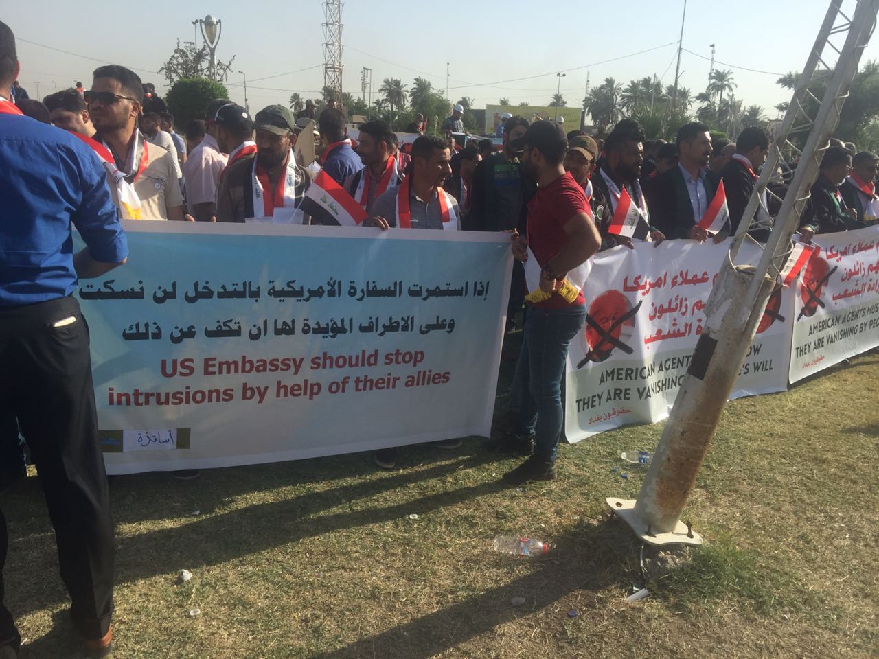 Dozens of demonstrators demonstrate in front of the Green Zone in central Baghdad 636711464682030631-4
