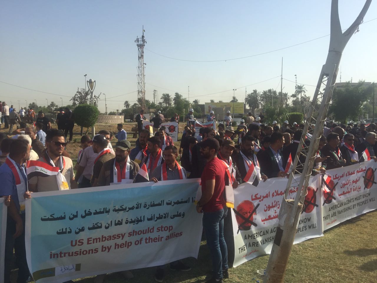 Dozens of demonstrators demonstrate in front of the Green Zone in central Baghdad 636711464910101169-5