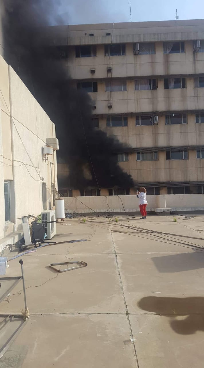 مستشفى الكاظمية يحترق الان ومصير المرضى مجهول