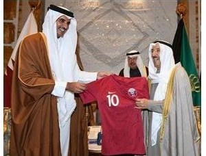 In the image .. Amir of Qatar presents his Kuwaiti counterpart shirt "champion of Asia" Tuesday 5 Fe 636849472355634158-1397111515531346165459410